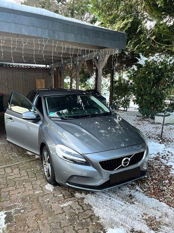 Grau Gebraucht 2018 Volvo V40 Limousine | 15.900 € (Fairer Preis) - Bild 1/4