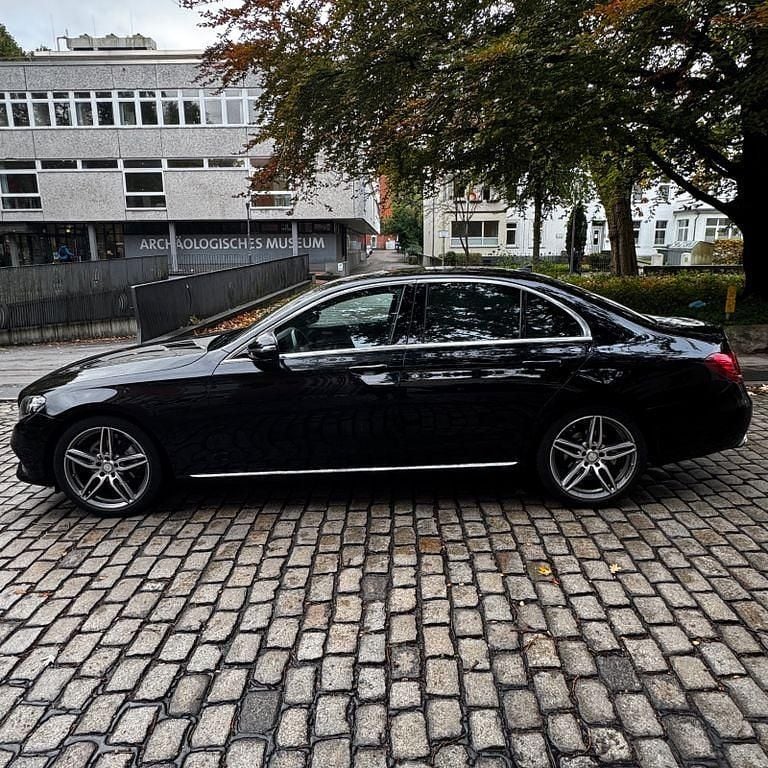 Schwarz Gebraucht 2017 Mercedes E200 Limousine | 21.500 € (Teuer) - Bild 1/4