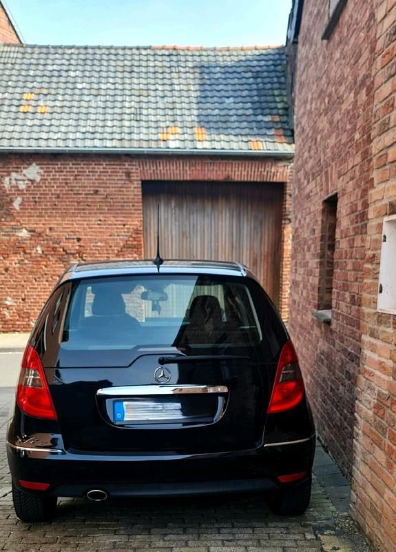 Gebraucht Mercedes 180 116 PS (85 kW) 2012 Schwarz Limousine