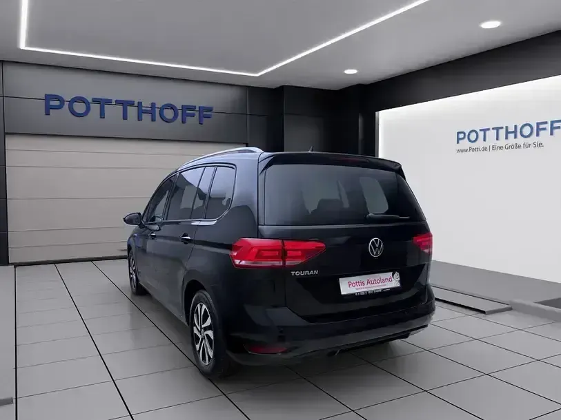 Gebraucht VW Touran Active 150 PS (110 kW) 2021 Deep black perleffekt Van / Kleinbus