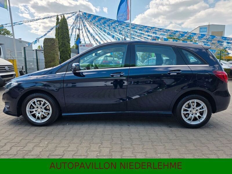 Cavansitblau metalliclack 89 Gebraucht 2017 Mercedes B220 Van / Kleinbus | 19.980 € (Fairer Preis) - Bild 1/4