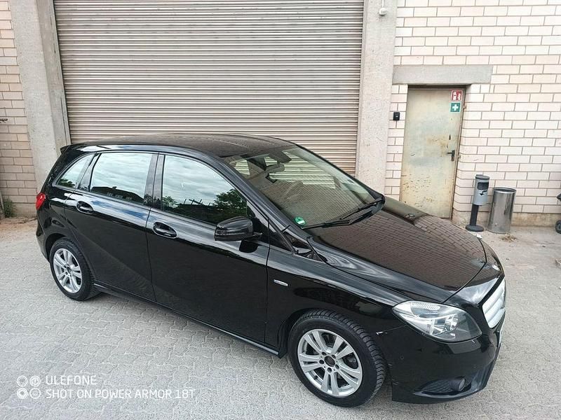 Schwarz Gebraucht 2012 Mercedes B200 Van / Kleinbus | 5.800 € (Fairer Preis) - Bild 1/4