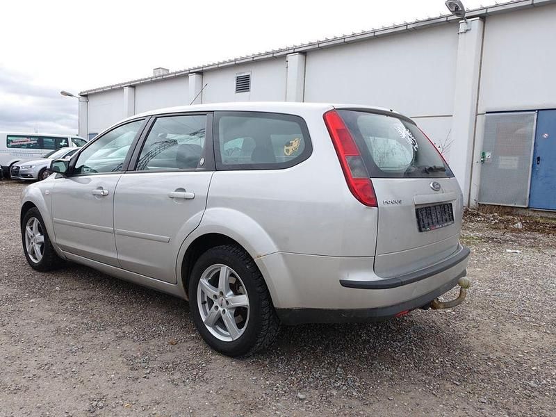 Gebraucht Ford Focus Ghia 136 PS (100 kW) 2005 Silber Limousine