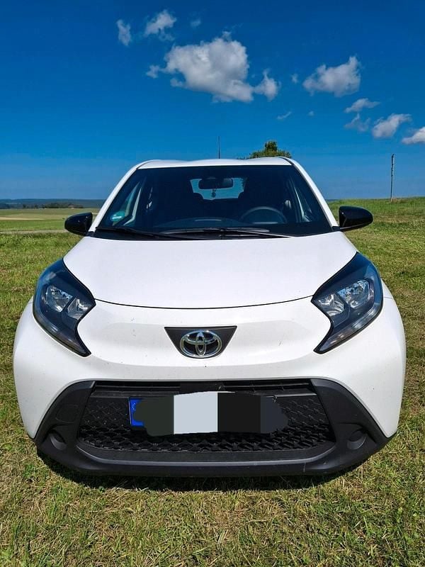 Weiß Gebraucht 2025 Toyota Aygo Business Edition Kleinwagen | 14.200 € (Guter Preis) - Bild 1/4