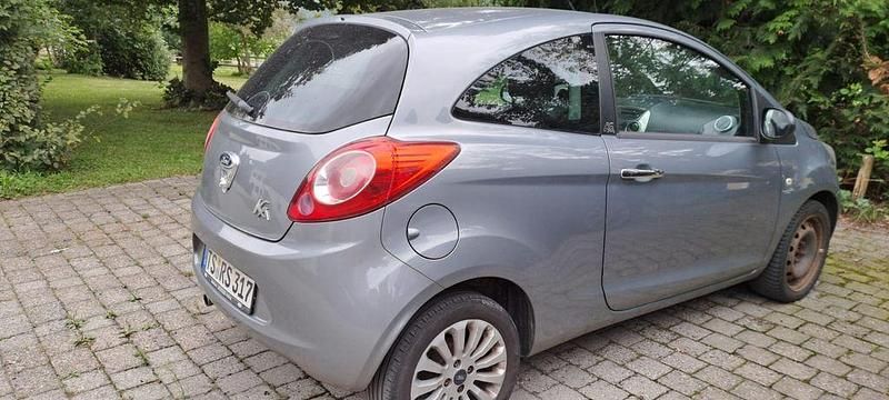 Grau Gebraucht 2013 Ford Ka Cool & Sound Edition Kleinwagen | 1.950 € (Superpreis) - Bild 1/4