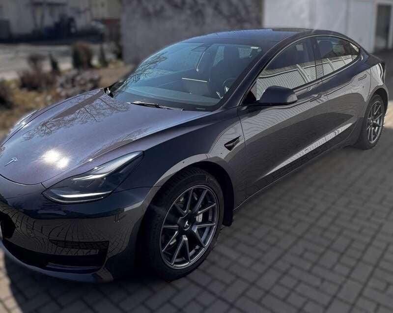 Grau Gebraucht 2023 Tesla Model 3 Limousine | 31.500 € (Fairer Preis) - Bild 1/4