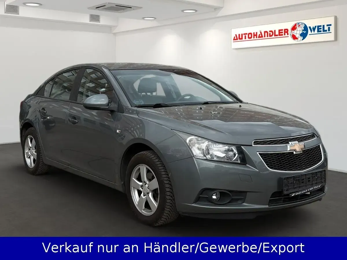 Usado Chevrolet Cruze 141 HP (103 kW) 2010 Cinzento Sedan