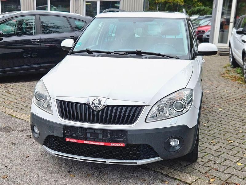 Weiß Gebraucht 2013 Skoda Fabia Kleinwagen | 8.199 € (Fairer Preis) - Bild 1/4