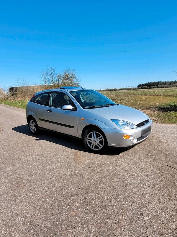 Używany Ford Focus 101 KM (74 kW) 2001 Srebrny Hatchback