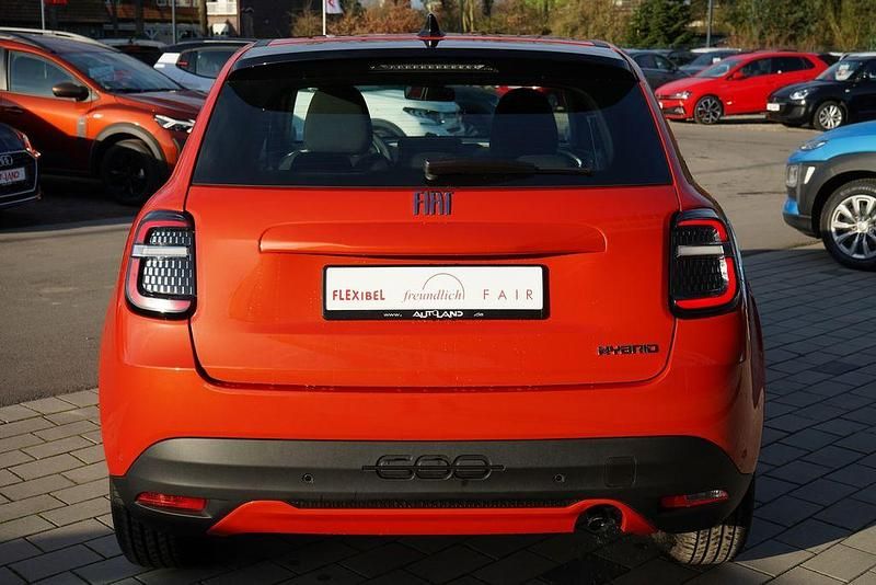 Neu Fiat 600 101 PS (74 kW) 2025 Orange SUV