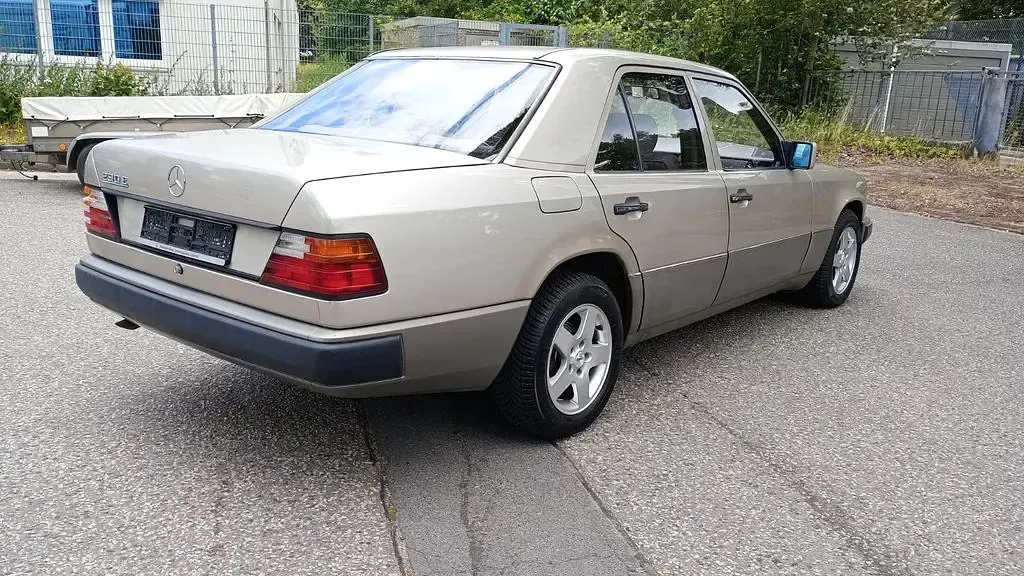 Gebraucht Mercedes E230 132 PS (97 kW) 1991 Gold Limousine