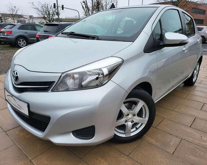 Silber Gebraucht 2012 Toyota Yaris Life Kleinwagen | 10.200 € (Etwas zu teuer) - Bild 1/4