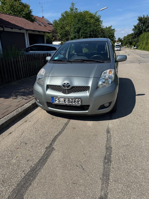 Silber Gebraucht 2010 Toyota Yaris Executive Limousine | 3.899 € (Guter Preis) - Bild 1/4