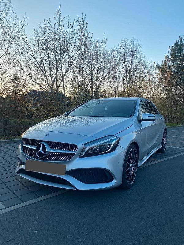 Gebraucht Mercedes A180 AMG line 122 PS (89 kW) 2018 Silber Limousine