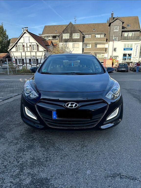 Schwarz Gebraucht 2014 Hyundai i30 Trend Limousine | 4.999 € (Teuer) - Bild 1/4