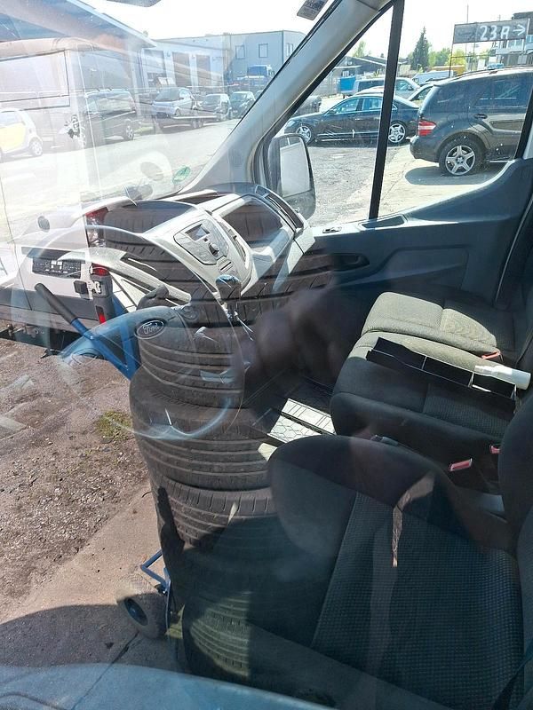 Second-hand Ford Transit 131 CP (96 kW) 2016 Alb Monovolum