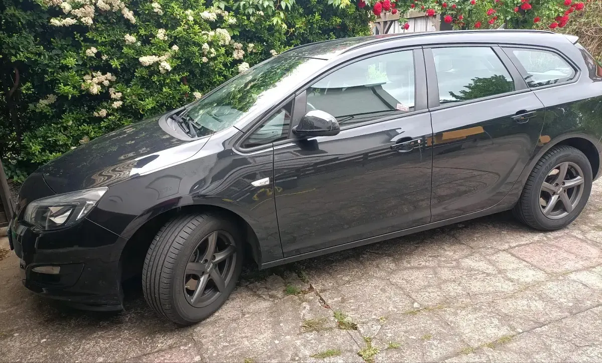 Gebraucht Opel Astra 110 PS (80 kW) 2016 Schwarz Kombi