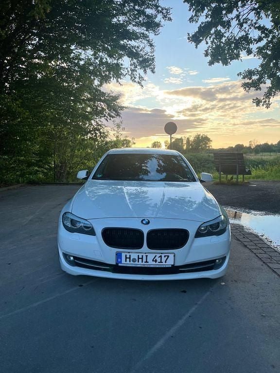Weiß Gebraucht 2011 BMW 525 Limousine | 8.400 € (Fairer Preis) - Bild 1/4