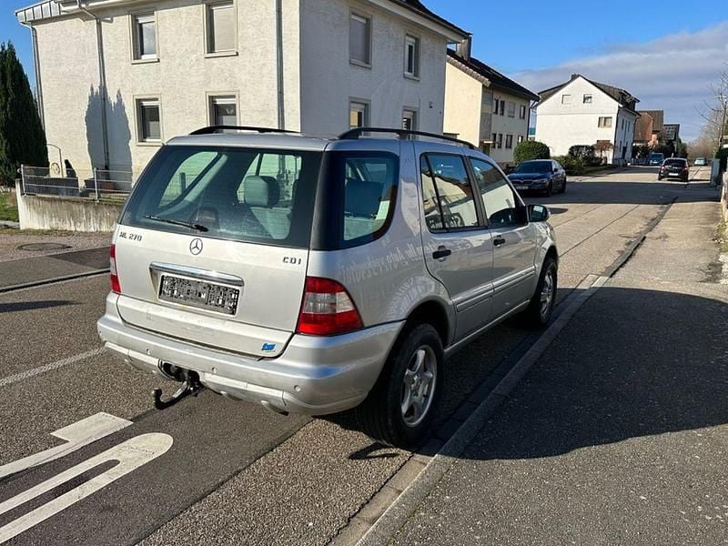 Gebraucht Mercedes ML270 163 PS (119 kW) 2004 Silber SUV