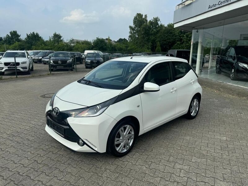 Weiß Gebraucht 2017 Toyota Aygo X-play Kleinwagen | 6.995 € (Fairer Preis) - Bild 1/4