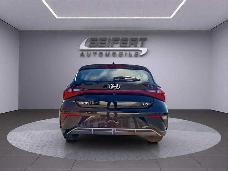 Neu Hyundai i20 Select 101 PS (74 kW) 2025 Aurora grey Limousine