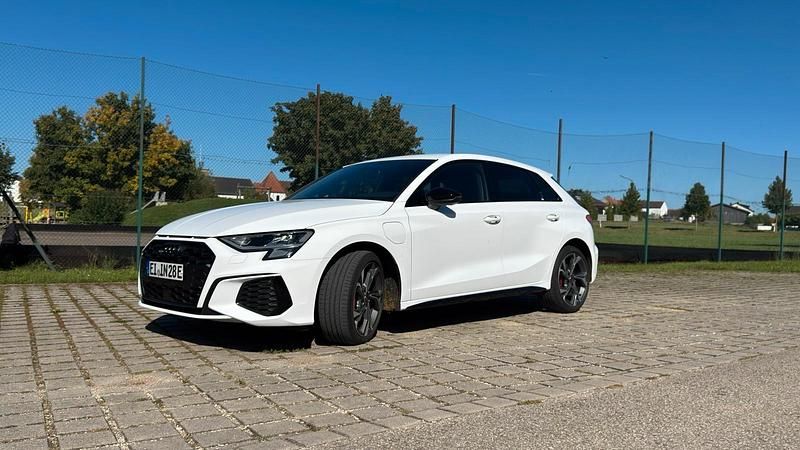 Weiß Gebraucht 2021 Audi A3 Sportback e-tron S-Line Limousine | 29.000 € (Teuer) - Bild 1/4