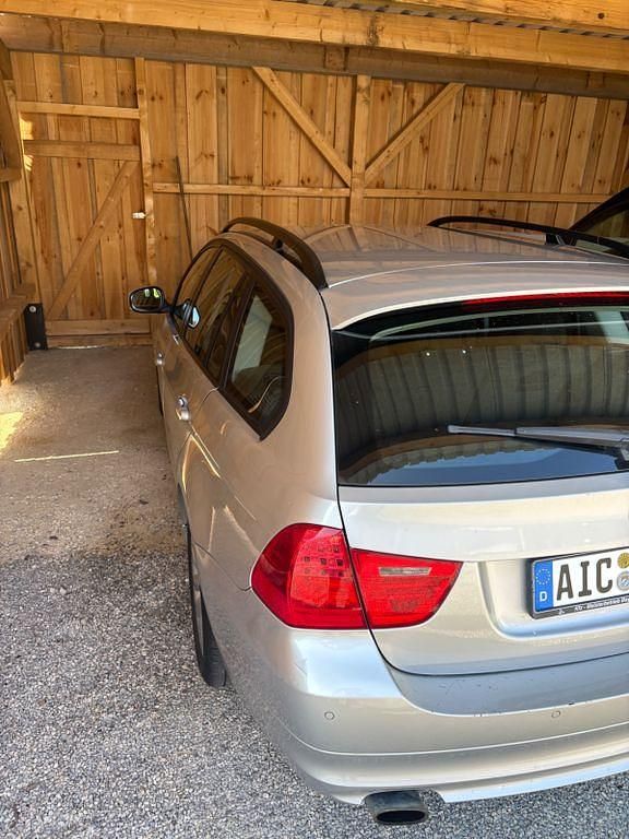 Silber Gebraucht 2009 BMW 320 Kombi | 3.900 € (Superpreis) - Bild 1/4