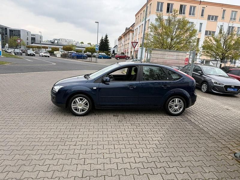 Gebraucht Ford Focus Ghia 116 PS (85 kW) 2005 Atlantik ink blue Limousine