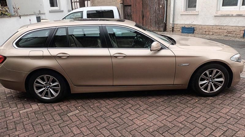 Gebraucht BMW 520 Basis 183 PS (134 kW) 2011 Gold Limousine