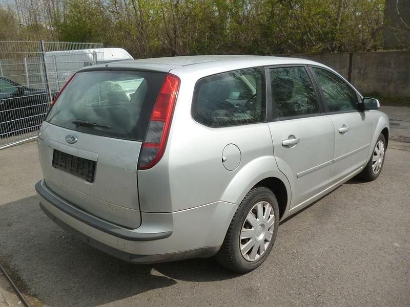 Second-hand Ford Focus Style 101 CP (74 kW) 2007 Argintiu Berlinǎ