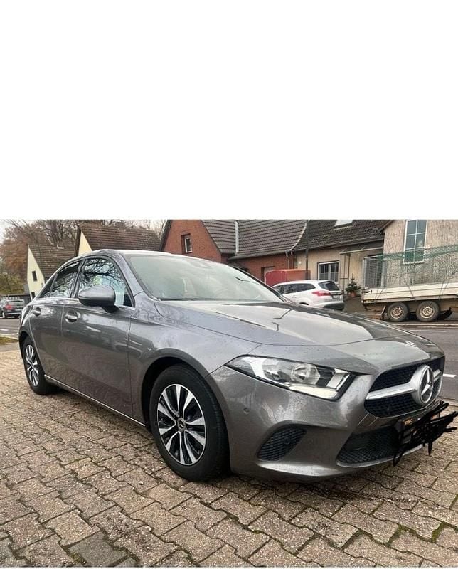 Grau Gebraucht 2019 Mercedes A180 Limousine | 17.000 € (Superpreis) - Bild 1/4