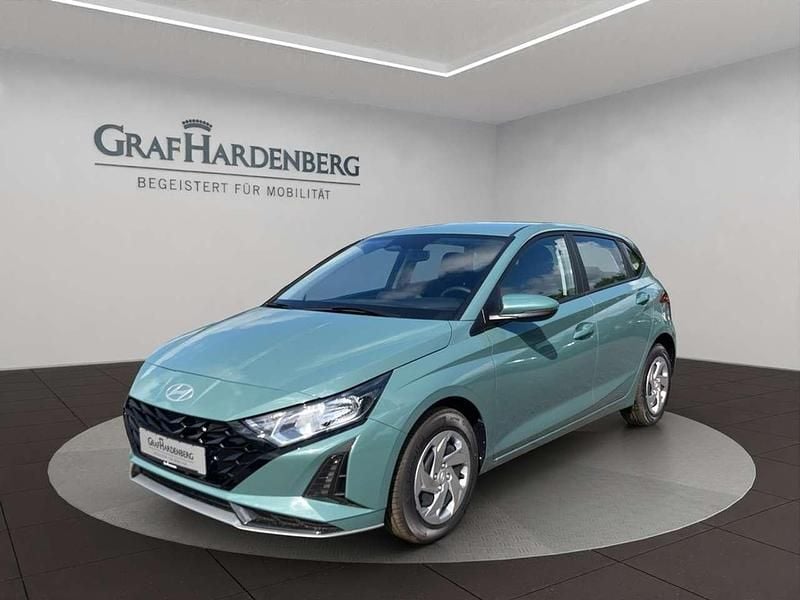 Mangrove green / mic Gebraucht 2025 Hyundai i20 Select Limousine | 18.490 € (Guter Preis) - Bild 1/4