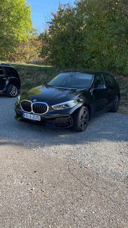 Schwarz Gebraucht 2022 BMW 118 Sport Line Kleinwagen | 20.000 € (Guter Preis) - Bild 1/4