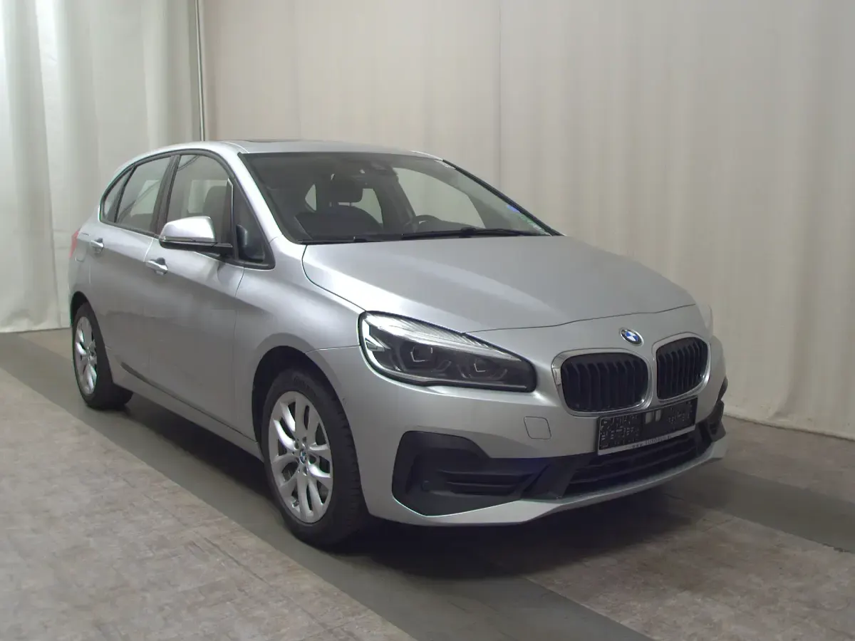 Gebraucht BMW 225 Active Tourer Advantage 224 PS (164 kW) 2020 Glaciersilber metallic Van / Kleinbus