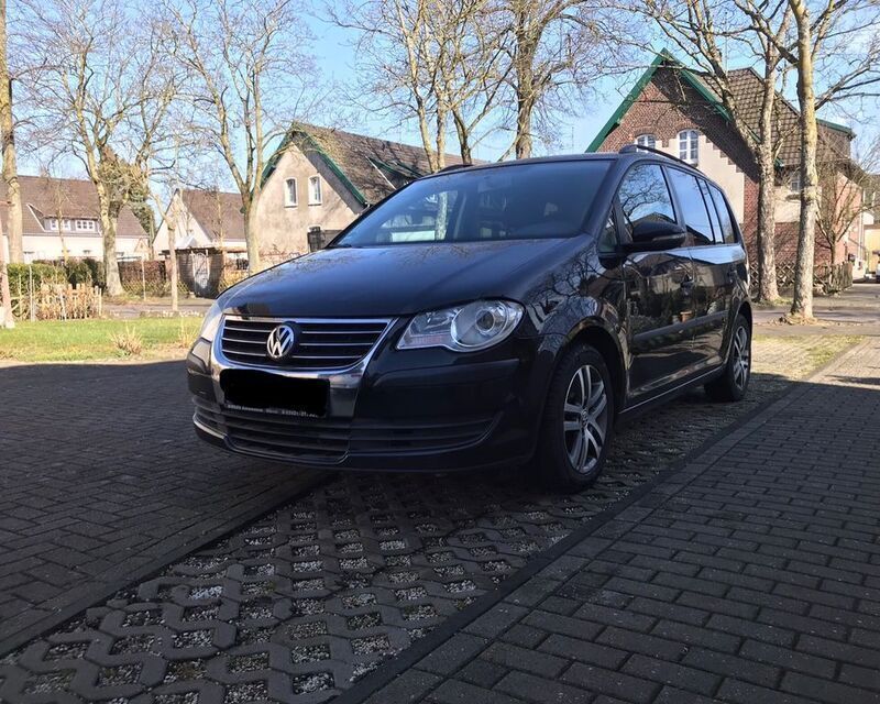 Schwarz Gebraucht 2010 VW Touran Trendline Van / Kleinbus | 5.600 € (Teuer) - Bild 1/4