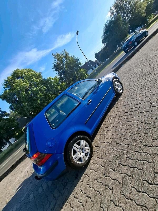 Gebraucht VW Golf IV 75 PS (55 kW) 2001 Blau Kleinwagen