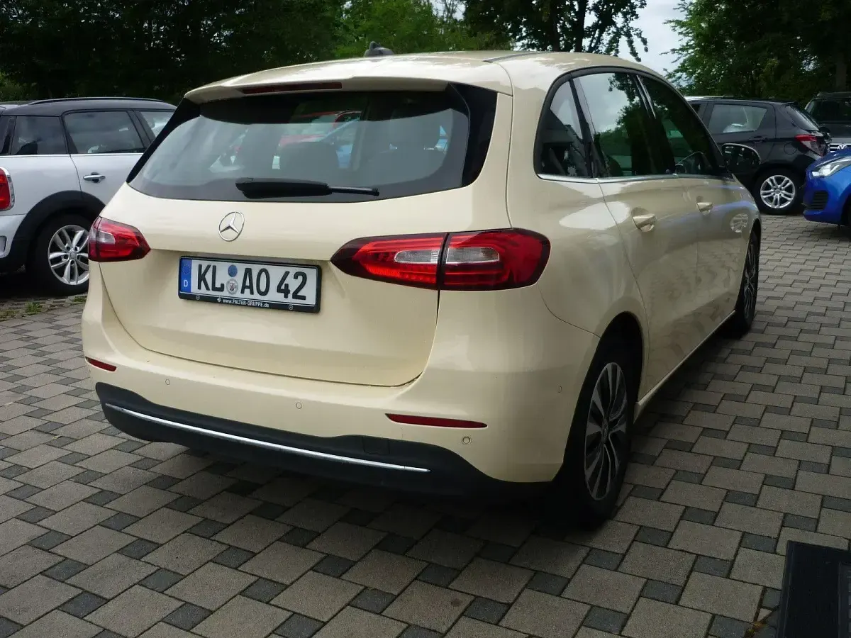 Gebraucht Mercedes B180 Style 116 PS (85 kW) 2021 Beige Kleinwagen
