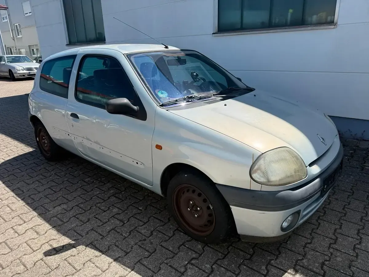 Gebraucht Renault Clio II 58 PS (42 kW) 1998 Silber Kleinwagen