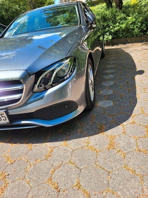 Grau Gebraucht 2018 Mercedes E250 Limousine | 21.200 € (Superpreis) - Bild 1/4