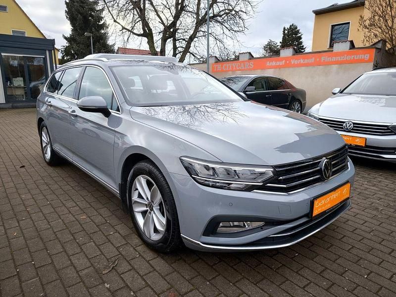 Grau Gebraucht 2023 VW Passat Limousine | 31.970 € (Teuer) - Bild 1/4