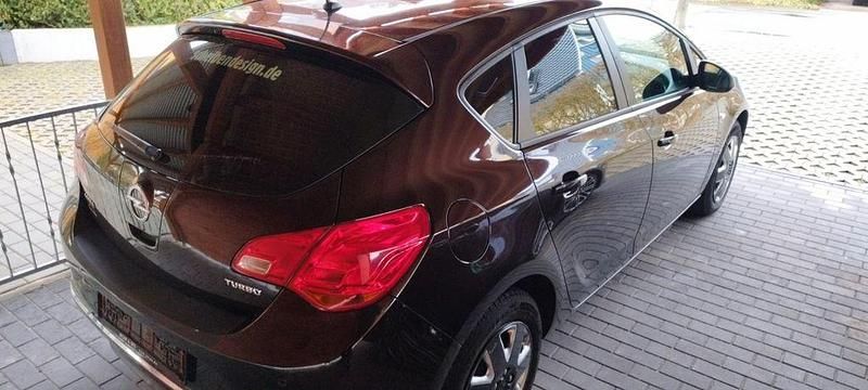 Gebraucht Opel Astra Edition 140 PS (102 kW) 2012 Braun Limousine