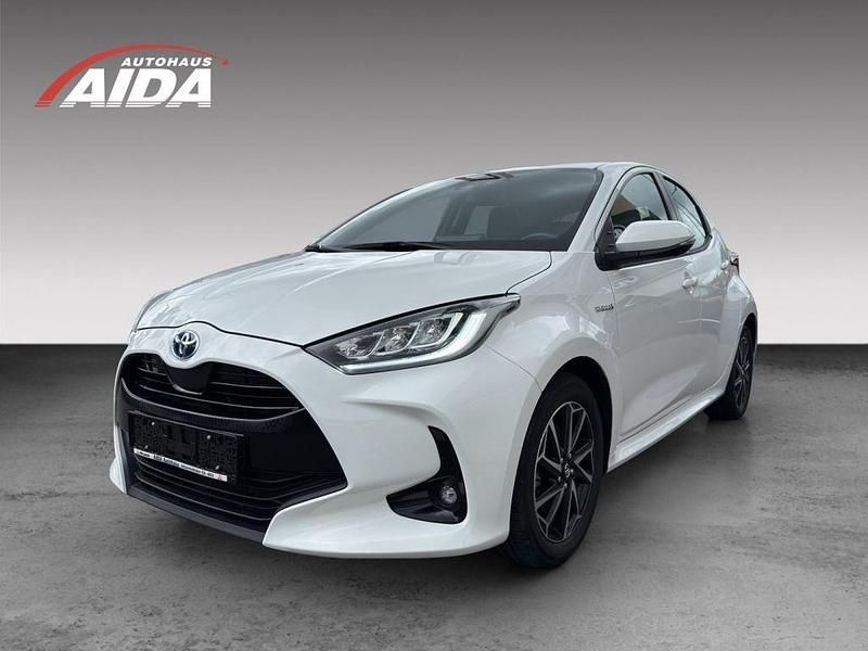Weiß Gebraucht 2020 Toyota Yaris Club Limousine | 18.250 € (Fairer Preis) - Bild 1/4