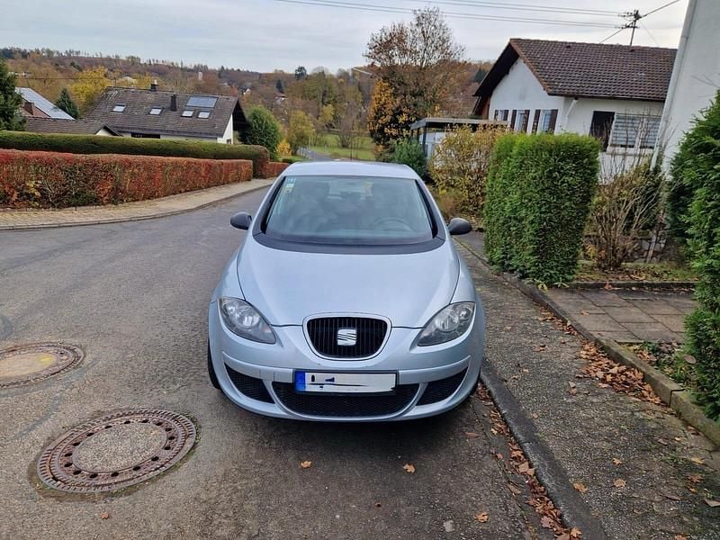 Grau Gebraucht 2008 Seat Altea Limousine | 2.400 € (Fairer Preis) - Bild 1/4