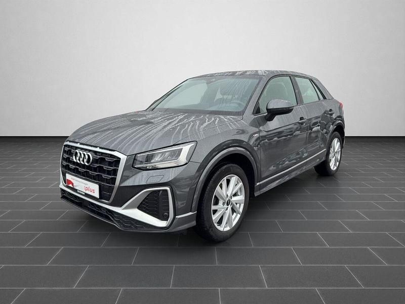 Daytonagrau perleffekt (metallic) Gebraucht 2022 Audi Q2 Ambiente SUV | 25.390 € (Fairer Preis) - Bild 1/4