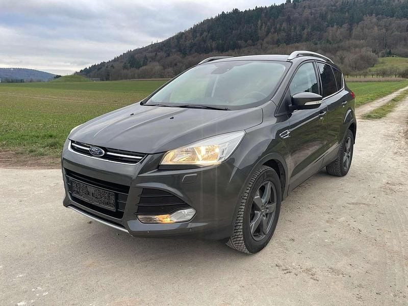 Grau Gebraucht 2015 Ford Kuga Titanium SUV | 7.500 € (Superpreis) - Bild 1/4
