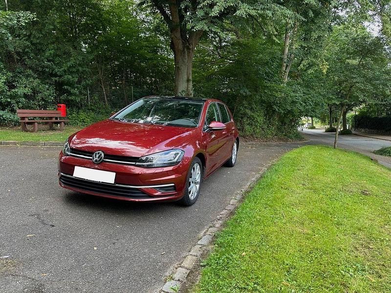 Rot Gebraucht 2019 VW Golf VII Limousine | 18.199 € (Fairer Preis) - Bild 1/4