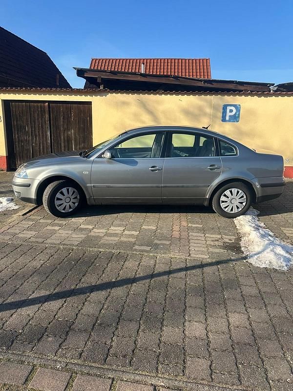 Silber Gebraucht 2001 VW Passat Limousine | 2.000 € (Fairer Preis) - Bild 1/3