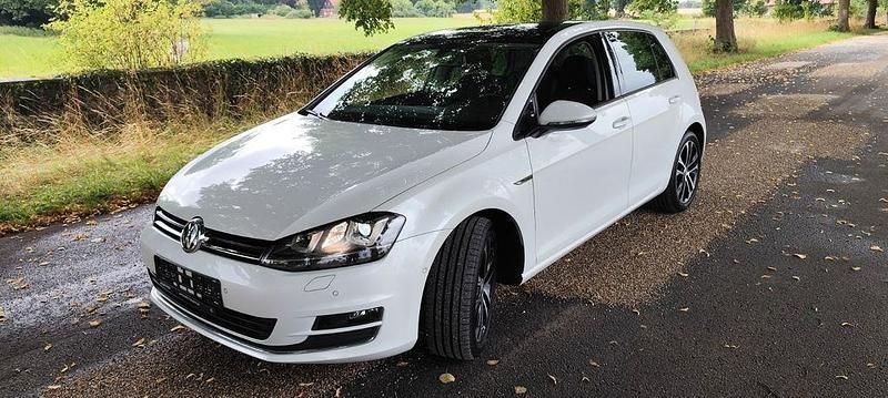 Weiß Gebraucht 2015 VW Golf VII LOUNGE Limousine | 12.999 € (Fairer Preis) - Bild 1/4