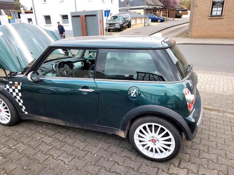 Grün Gebraucht 2002 Mini Clubman Kombi | 950 € - Bild 1/4