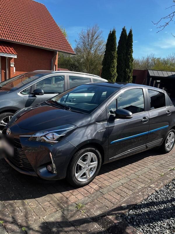 Grau Gebraucht 2020 Toyota Yaris Hybrid Kleinwagen | 14.000 € (Superpreis) - Bild 1/4